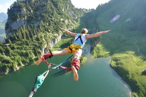 kaiyun.com-《2025年5月18日，全球电竞盛事LOL季中冠军赛落幕，谁是新晋霸主？》，电竞世界冠军赛