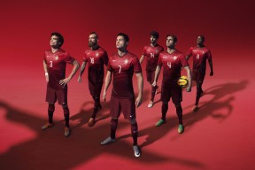 开云官方-“荒漠之王：金色沙丘上的生死追逐”，沙漠金色是什么颜色