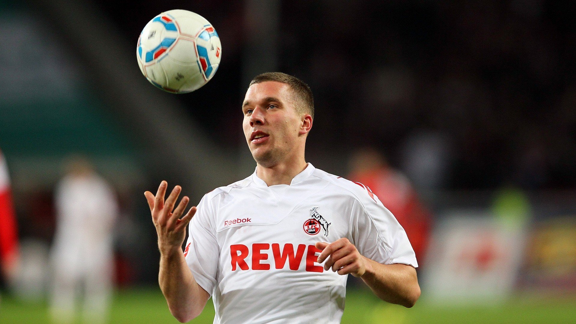 《电竞直播的幕后:主播制作背后的故事》,电竞主播是靠什么赚钱