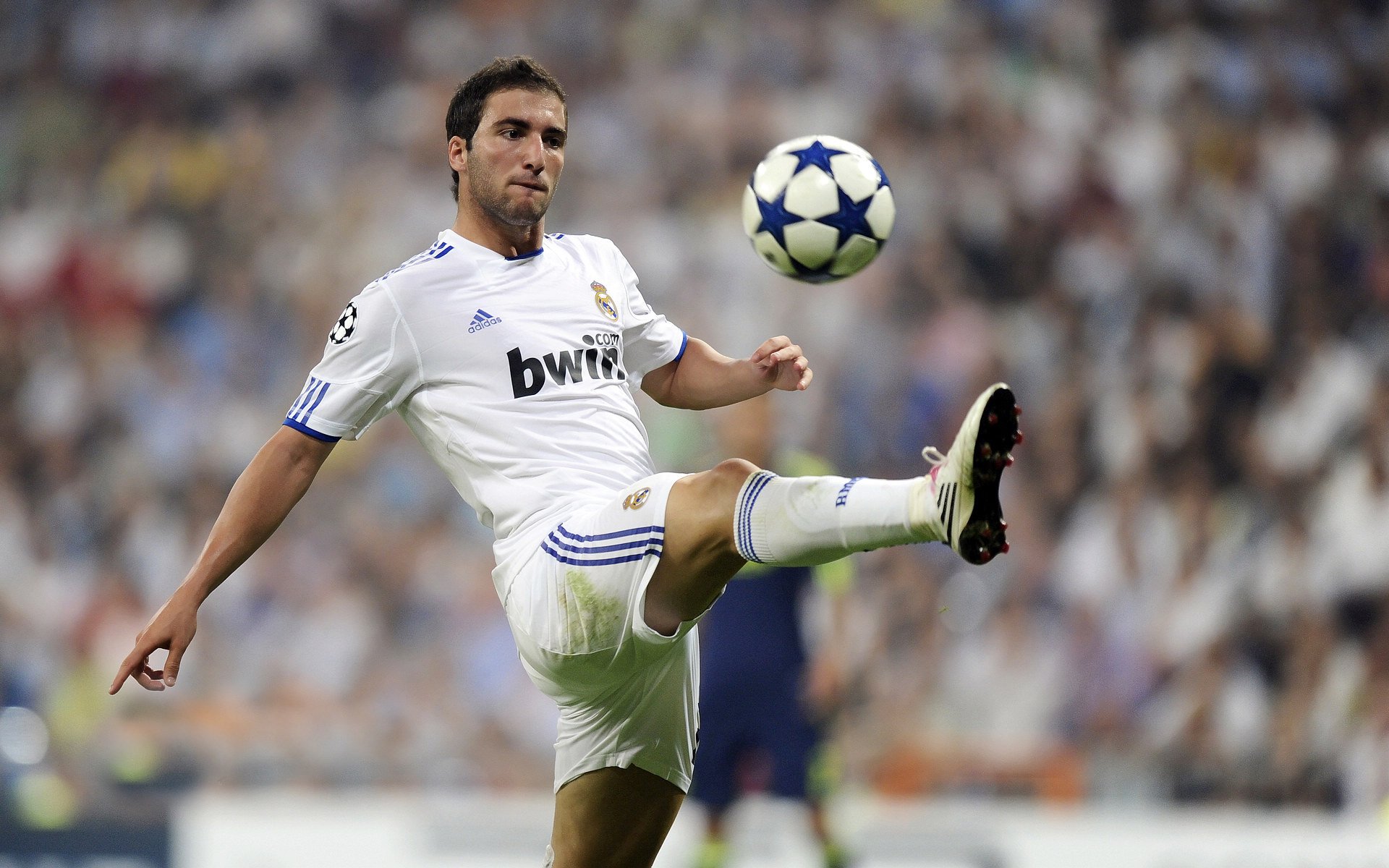 哥伦比亚队中场贝尔特拉在巴黎奥运会上展现出强大的进攻组织能力