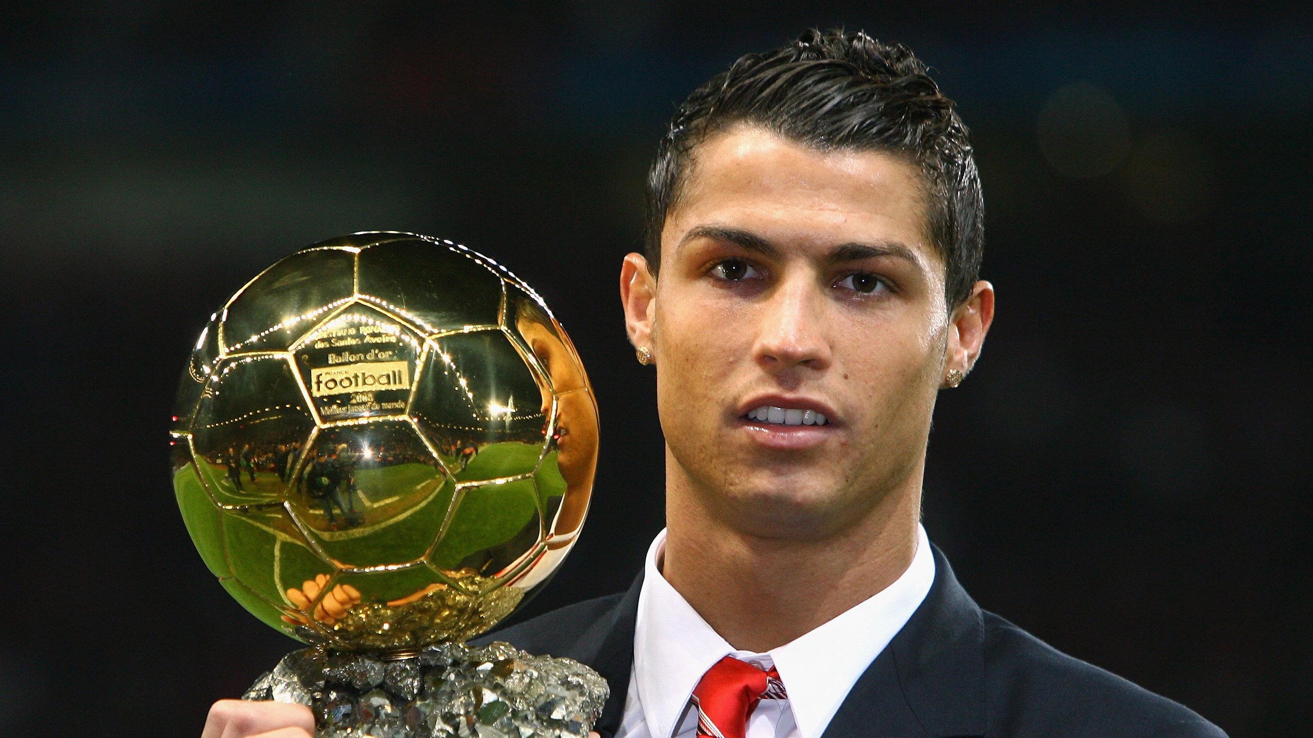 在季后赛关键战中，库里连续三场“疯狂三分”，帮助勇士一路高歌！